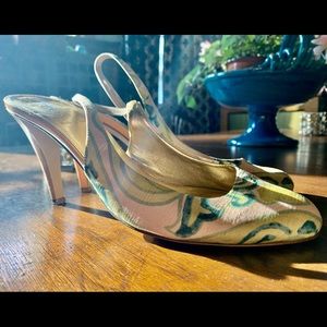 Silk print sling back patent heel. Worn sole.